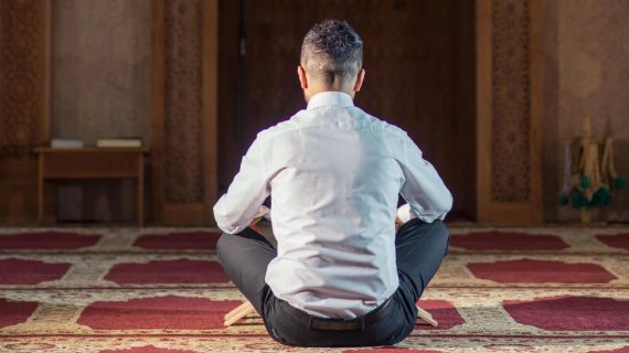 Apa Itu Muraqabah? Asal Kata, Tingkatan hingga Contoh Dalam Kehidupan Sehari-Hari