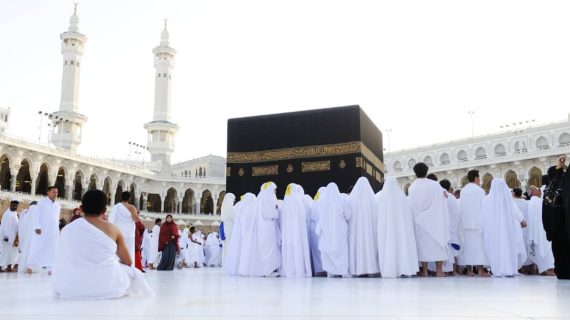 Umroh Bersama Pasangan, Manfaat dan Aturan Terkait