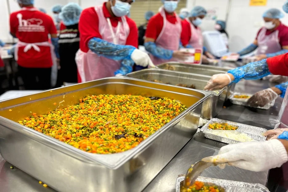 Jemaah haji Indonesia menikmati hidangan bergizi dengan latar belakang hotel di Makkah