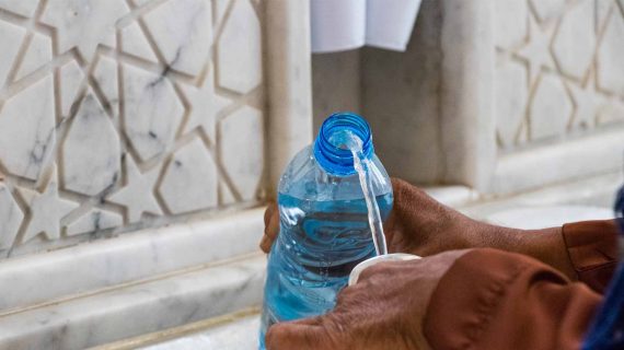 Bacaan Doa Minum Air Zam Zam Lengkap dengan Bahasa Arab, Latin, dan Artinya